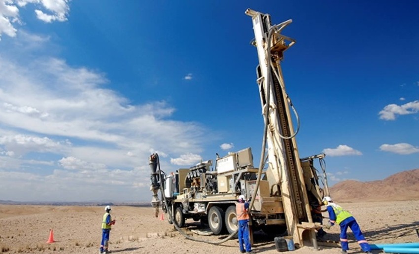 El Grupo de Empresas Mineras Exploradoras de la República Argentina (Gemera) aseguró que el Decreto 563/25 está incompleto si no se agregan la plata y el litio.
El Grupo de Empresas Mineras Exploradoras de la República Argentina (Gemera) manifestó su satisfacción por la publicación del Decreto 563/2025, que reduce a 0% las retenciones para exportaciones de 200 minerales metalíferos, no metalíferos, combustibles minerales y otras sustancias.
Según la entidad, la medida beneficiará de forma directa a provincias como San Juan, Catamarca, Santa Cruz, Salta, Jujuy, Mendoza, La Rioja, Río Negro, Córdoba y Neuquén, al potenciar proyectos de cobre, cales, mármoles, piedras ornamentales, boratos, rocas de aplicación, carbón y demás producciones incluidas en la normativa.
“La eliminación de derechos de exportación representa un incentivo clave para la exploración, ya que facilita la atracción de capital de riesgo y fortalece las economías provinciales”, destacó Gemera en un comunicado.
No obstante, la cámara advirtió que la medida queda incompleta si no se suman el litio y la plata, dos recursos considerados estratégicos para la transición energética y el desarrollo del país.
“Incluir al litio y la plata contribuirá a potenciar aún más esta visión integral y estratégica de la minería argentina. Esto es clave para diversificar inversiones y aprovechar plenamente nuestro potencial geológico, hoy subexplorado”, remarcaron.
Reclamo por el recupero de IVA
Además, Gemera reiteró la necesidad de agilizar el recupero del IVA aplicado a la exploración minera. La entidad explicó que esta actividad se caracteriza por ser “capital de riesgo puro”, donde cada dólar invertido se reinvierte en nuevas campañas exploratorias. “Un recupero más ágil permitiría sostener el ritmo de exploración en busca de nuevos descubrimientos”, subrayaron.
Finalmente, la agrupación de empresas exploradoras insistió en que un marco fiscal competitivo, un sistema de recupero eficiente y la inclusión de todos los minerales estratégicos permitirá que Argentina se consolide como un destino minero de clase mundial. En ese escenario, remarcaron, se generará empleo calificado, desarrollo regional y atracción sostenida de inversiones.