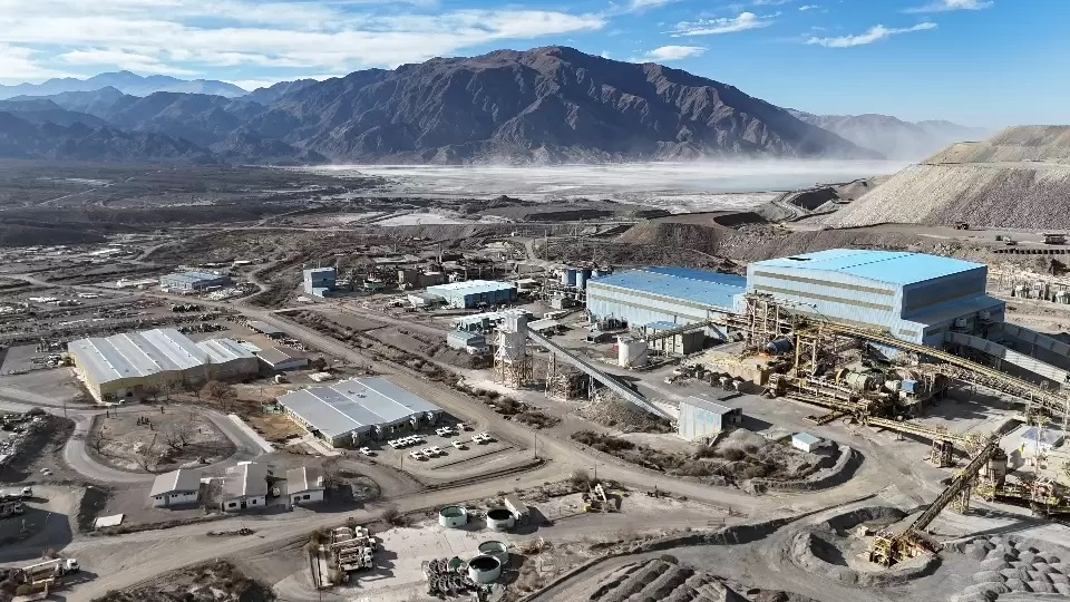 La empresa Glencore anunció la reactivación de operaciones en Alumbrera hacia fines de 2026, previendo el inicio de su producción para el primer semestre de 2028. 

La decisión de reanudar la operación, tras un período de Cuidado y Mantenimiento (C&M) iniciado en 2018, se basa en el contexto de un régimen fiscal robusto, que brinda un mayor apoyo a la inversión en la industria minera argentina, además del aumento sostenido de precios del cobre y el oro, y en las perspectivas positivas para ambas materias primas.

La planta concentradora y la infraestructura asociada a Alumbrera se han mantenido bajo un programa estructurado de C&M con una renovación o sustitución específica de ciertos equipos clave. Durante ese período el proyecto Alumbrera también continuó cumpliendo con sus obligaciones de rehabilitación.

Una vez que se obtengan todos los permisos y se encuentre plenamente operativa, se espera que Alumbrera produzca alrededor de 75.000 toneladas de cobre, 317.000 onzas de oro y 1.000 toneladas de molibdeno durante los cuatro años de operación.

El gobernador Raúl Jalil celebró el anuncio y aseguró que “el reinicio de la operación de Alumbrera significa más trabajo y desarrollo para todos los catamarqueños, y además posiciona a nuestra provincia en el eje del mapa minero nacional y mundial en producción de cobre. Es importante marcar que, gracias a políticas como el RIGI, hoy podemos tener este tipo de anuncios y futuras inversiones”.  

Martín Pérez de Solay, CEO de Glencore Argentina, comentó: "Más allá de los resultados económicos del reinicio de Alumbrera considerado de manera independiente, el mismo resulta un facilitador natural para MARA. Por un lado, reduce el riesgo de la puesta en marcha de la planta concentradora y de la logística de transporte, y reentrena a la fuerza laboral antes de obtener el primer mineral del yacimiento Agua Rica. Además, mantiene en funcionamiento infraestructuras críticas, que pueden compartirse con el proyecto, generando sinergias operativas”.

“El reinicio de Alumbrera demuestra que la provincia de Catamarca puede desempeñar un papel clave en el desarrollo continuo de la industria minera local y nacional, y de sus respectivas economías. Este nuevo anuncio tiene lugar luego de la presentación de las solicitudes de adhesión de los proyectos de Glencore en Argentina, MARA y El Pachón, al Régimen de Incentivo a las Grandes Inversiones (RIGI), en agosto pasado. Asimismo, confío en que estos proyectos apoyarán la ambición del país de convertirse en uno de los principales productores mundiales de cobre”.