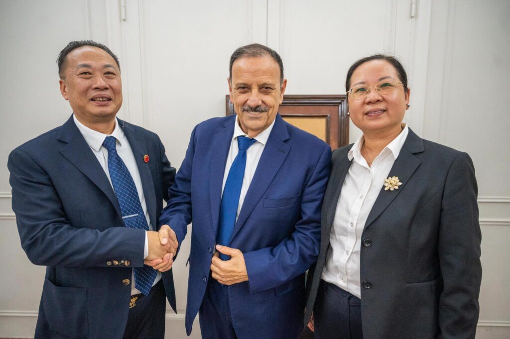 El gobernador Ricardo Quintela recibió a una delegación de la firma asiática y consolidó una agenda de trabajo con EMSE, en continuidad con las gestiones iniciadas durante la misión oficial a China realizada el año pasado.
El gobernador de La Rioja, Ricardo Quintela, recibió este lunes a representantes de la empresa china Hainan Trailblazer New Materials Technology, en el marco de una visita oficial orientada a fortalecer vínculos e impulsar proyectos de inversión minera en la Provincia.
La llegada de la delegación se inscribe en la continuidad de las gestiones iniciadas el año pasado, cuando una comitiva riojana encabezada por el mandatario provincial realizó una misión oficial a China para promover inversiones y establecer acuerdos de cooperación en sectores estratégicos.
De acuerdo con la información brindad por la secretaria de Minería, Ivanna Guardia, la agenda incluyó una recorrida por el departamento Rosario Vera Peñaloza, donde los técnicos pudieron conocer el territorio, evaluar su potencial productivo y tomar muestras que ya fueron enviadas a China para su análisis.
Como resultado de este trabajo, se concretó la firma de un convenio entre la empresa asiática y la firma estatal Energía y Minerales Sociedad del Estado (EMSE), con el objetivo de avanzar de manera conjunta en el desarrollo de distintos proyectos mineros en La Rioja.

En ese marco, Ivanna Guardia explicó que, una vez obtenidos los resultados de laboratorio, se continuará con las etapas técnicas previstas, lo que permitirá definir el alcance de las inversiones y las acciones a implementar en el territorio.
La visita se enmarca en una estrategia provincial orientada a promover el desarrollo productivo, atraer inversiones y fortalecer la articulación internacional en sectores clave como la minería.
Del encuentro participaron también la diputada nacional Gabriela Pedrali; el jefe de Gabinete, Juan Luna Corzo; el secretario general de la Gobernación, Ricardo Herrera; y el ministro de Trabajo, Empleo, Industria y Minería, Federico Bazán.

Con información de Medios Rioja